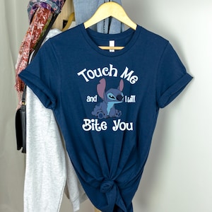 Könnte beinhalten: Ein marineblaues T-Shirt mit einer Zeichentrickfigur Stitch und dem Text "Touch Me and I Will Bite You".