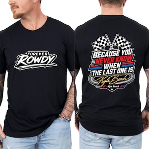 Pode incluir: Camiseta preta com o texto "FOREVER ROWDY" em branco e preto na frente. A parte de trás da camisa apresenta o texto "BECAUSE YOU NEVER KNOW WHEN THE LAST ONE IS" com o nome "Kyle Busch" e bandeiras quadriculadas.