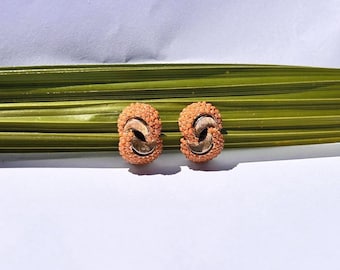 Pendientes HAR de coral de mediados de siglo, pendientes de clip con cuentas en espiral, tono dorado, años 50/60, joyería de coleccionista firmada