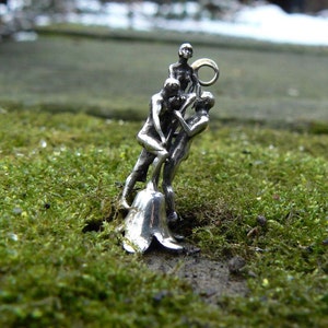 Flower climbing pendant