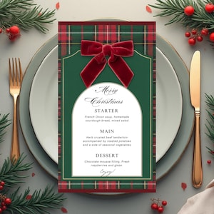 Puede incluir: Una tarjeta de menú navideña con un fondo verde y un borde a cuadros rojo. El menú presenta un lazo de terciopelo rojo y las palabras "Merry Christmas". El menú incluye un entrante, un plato principal y un postre.