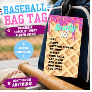 Puede incluir: Una etiqueta para bolsa de béisbol con el texto "Baseball Bag Tag" en rosa y azul. La etiqueta incluye una lista de verificación y el nombre "Brady #2". Una pelota de béisbol, un bate y una bolsa azul también están en la imagen. Descarga digital.