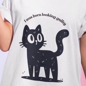 Koszulka „Guilty Black Cat”: Humorystyczna koszulka unisex dla miłośników kotów
