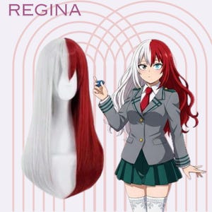 Può includere: Una parrucca bianca e rossa con capelli lunghi e lisci, esposta su una testa di manichino. L'immagine presenta anche un'illustrazione di un personaggio che indossa un blazer grigio, una gonna verde e una cravatta rossa. La parola "REGINA" è nella parte superiore dell'immagine.