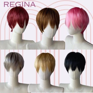 Può includere: Sei parrucche corte e scalate su teste di manichino bianche, con il testo REGINA nell'angolo in alto a sinistra. I colori includono rosso scuro, marrone, rosa acceso, grigio argento, biondo e nero, tutte con frangia dritta e laterale.