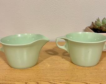 Juego de cremera y azucarero vintage de melamina verde Texas Ware: encanto de mediados de siglo