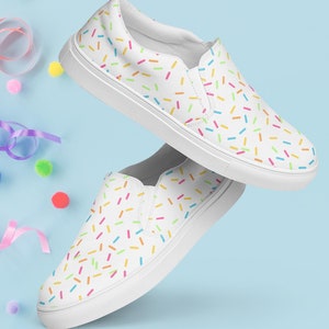 Zapatos sin cordones con chispas de arcoíris para ella - Zapatillas de lona con chispas de donut y caramelo - Calzado con repostería divertida - Regalo para amantes de los postres