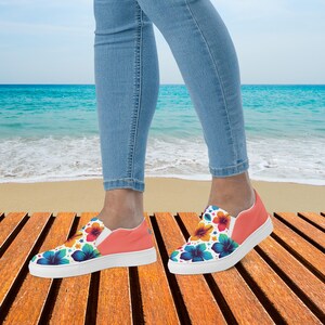 Tropische Slipper aus Canvas für Damen | Sommer-Sneaker mit Hibiskusblütenmuster | Bunte Strandschuhe | Leichte Urlaubsschuhe Bild 8