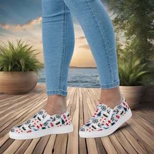 Zapatillas sin cordones de lona estilo costero chic - Zapatillas de inspiración náutica para mujer - Zapatos náuticos con estampado marino - Calzado con diseño de faros y motivos marítimos imagen 9