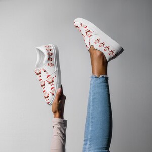 Tênis Slip On Feminino com Estampa de Papai Noel, Tênis de Lona com Estampa Natalina, Calçado Festivo para as Festas, Presente de Inverno, Moda Alegre para a Temporada imagem 4