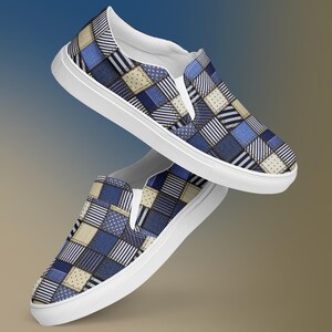Könnte beinhalten: Ein Paar Slip-On-Leinenschuhe mit Patchwork-Design. Das Muster zeigt Quadrate aus blauem Denim, gestreiftem Stoff und gepunktetem beigem Stoff. Die Schuhe haben weiße Sohlen und ein weißes Innenfutter.