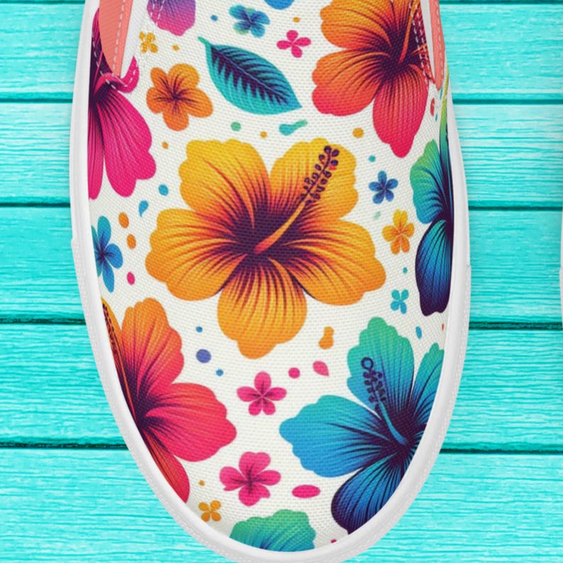 Tropische Slipper aus Canvas für Damen | Sommer-Sneaker mit Hibiskusblütenmuster | Bunte Strandschuhe | Leichte Urlaubsschuhe Bild 3