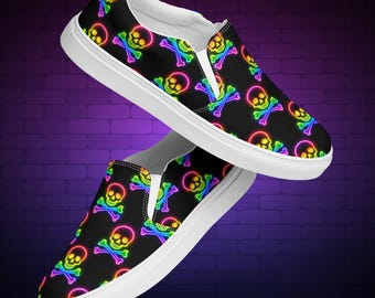 Totenkopf Damen Neon Slip On Schuhe | Regenbogen Goth Sneakers | Retro Rave Canvas Schuhe | Bunte Punk Freizeitschuhe