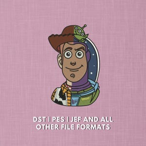 Può includere: Un disegno ricamato con un'immagine divisa di Woody e Buzz Lightyear di Toy Story. Woody è raffigurato con un cappello da cowboy marrone, mentre Buzz indossa una tuta spaziale verde e viola. Un alieno verde è sul cappello di Woody. Il testo "DST | PES | JEF AND ALL OTHER FILE FORMATS" è in basso.