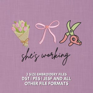 Puede incluir: Diseño bordado sobre fondo morado con un ramo de tulipanes rosas, un lazo rosa y tijeras con cinta adhesiva. El texto "she's working" está escrito en cursiva. Formatos de archivos de bordado adicionales.
