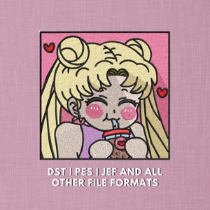 Può includere: Design ricamato con un personaggio dei cartoni animati con capelli biondi, guance rosa e un top viola, che beve da una tazza marrone. Due cuori rossi sullo sfondo. Il testo in basso recita "DST | PES | JEF AND ALL OTHER FILE FORMATS."