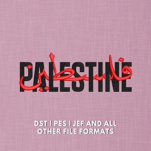 Könnte beinhalten: Auf einem rosa Stoffhintergrund ist das Wort "PALESTINE" in schwarzer Stickerei mit roter arabischer Schrift dargestellt. Darunter steht in weißer Schrift: "DST | PES | JEF AND ALL OTHER FILE FORMATS."
