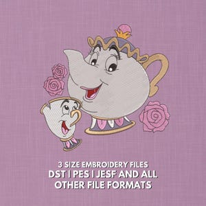 Puede incluir: Un diseño bordado con una tetera y una taza sonrientes, con rosas rosas sobre un fondo lavanda. La tetera tiene una corona y la taza tiene un asa. El texto en la parte inferior dice "3 SIZE EMBROIDERY FILES DST | PES | JESF AND ALL OTHER FILE FORMATS."