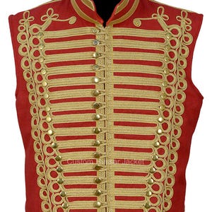 Op de afbeelding: Een rood vest met gouden galonbies en knopen. Het vest heeft een hoge kraag en is mouwloos. De tekst "Custom Hussar Jacket" is zichtbaar op de voorkant van het vest.