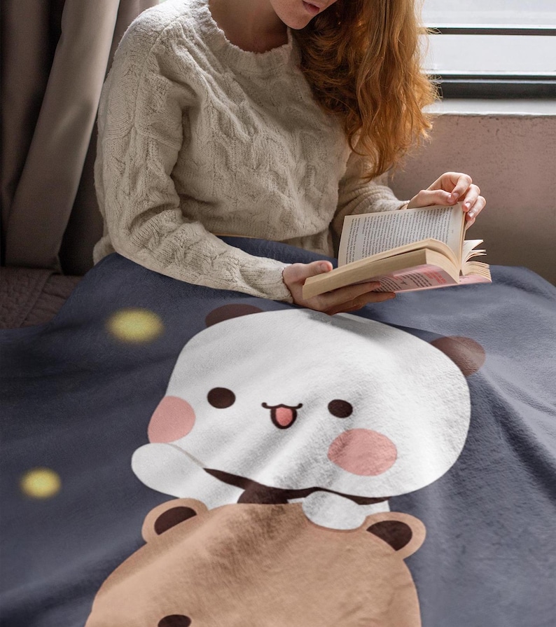 Pu&ograve; includere: Una morbida coperta in peluche con un simpatico panda dei cartoni animati che cavalca un orso marrone. La coperta &egrave; blu scuro con stelle gialle.