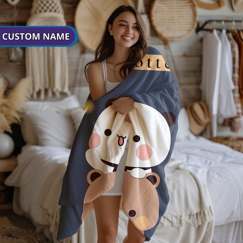 Pu&ograve; includere: Una coperta in pile blu con un simpatico design di panda e orso. La coperta ha la scritta "Otto" stampata.