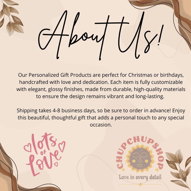 Pu&ograve; includere: Una grafica di testo con le parole "About Us!" in un grande carattere corsivo. Il testo descrive prodotti regalo personalizzati, realizzati a mano con amore e dedizione. La grafica include anche un logo con le parole "Lots of Love" e un sole con un viso sorridente e le parole "Love in every detail".