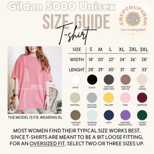 以下が含まれることがあります： Gildan 5000ユニセックスTシャツのサイズガイド。Sから3XLまでのサイズの幅と長さの測定値を表示するチャート。白、黒、ヘザーグレーなどの色があります。モデルは身長173cmでXLを着用しています。