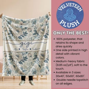 Puede incluir: Una manta de felpa con estampado floral en blanco, azul y gris. La manta presenta el nombre "gigi" y tres nombres debajo. Hecha de 100% poli&eacute;ster, disponible en tres tama&ntilde;os: 76x102cm, 127x152cm y 152x203cm.
