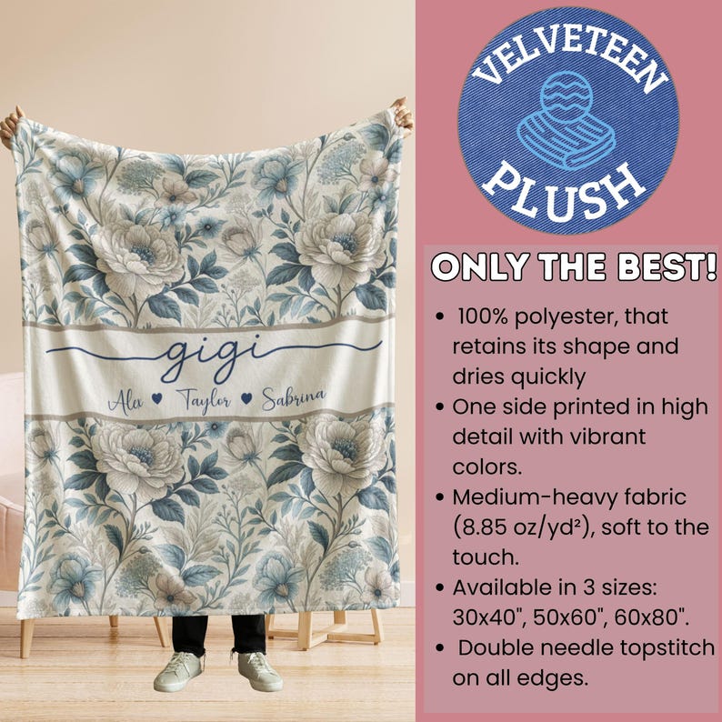Puede incluir: Una manta de felpa con estampado floral en blanco, azul y gris. La manta presenta el nombre "gigi" y tres nombres debajo. Hecha de 100% poli&eacute;ster, disponible en tres tama&ntilde;os: 76x102cm, 127x152cm y 152x203cm.