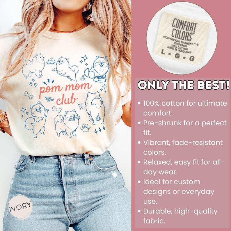 以下が含まれることがあります： アイボリー色のTシャツ。青いポメラニアンのイラストと「pom mom club」のデザインが特徴です。「ONLY THE BEST!」の文字とComfort Colorsのラベルが付いています。綿100％製です。