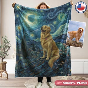 Puede incluir: Una manta de felpa con un golden retriever superpuesto a una pintura de noche estrellada. La manta tiene una combinación de colores azul y amarillo, con el nombre del perro, "Sadie", escrito en cursiva. También se incluye una imagen más pequeña del perro.