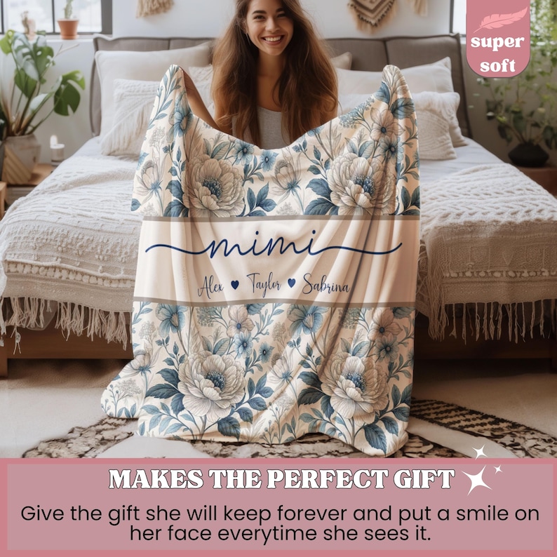 Puede incluir: Una manta crema con un estampado floral en tonos azules y blancos. La manta tiene el nombre "mimi" en cursiva, con los nombres Alex, Tayler y Sabrina debajo. La etiqueta dice "super soft".