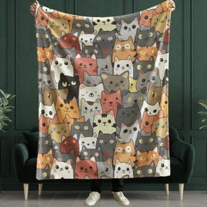 Puede incluir: Una manta suave y mullida con un patrón repetitivo de gatos de dibujos animados en varios colores y poses. Los gatos están dispuestos en un patrón de cuadrícula, creando un diseño caprichoso y juguetón.