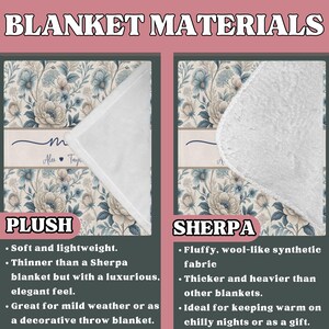 Puede incluir: Imagen que muestra dos materiales de mantas: Plush y Sherpa. La manta Plush presenta un dise&ntilde;o floral en tonos azules y beige, mientras que la Sherpa tiene una textura blanca y esponjosa. El texto dice "BLANKET MATERIALS" y detalla cada material.