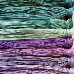 Lila/Entenblaues Garnpaket. Farbige Edelsteine. Stickgarne. Differenzierte Themen. Handgefärbt. Handwerkliches Färben. Kreuzstich. Schwarzarbeit. 10 Söhne