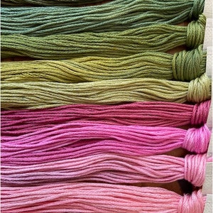 Rosa + grünes Fadenpaket. Farbige Edelsteine. Stickgarne. Differenzierte Themen. Handgefärbte Garne. Handwerkliches Färben. Kreuzstich. Schwarzarbeit. 10 Söhne