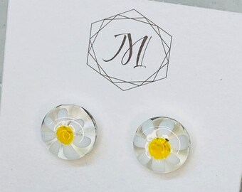 Glass daisy earrings as a gift for Mother's Day and Easter. Earrings for spring, antiallergic