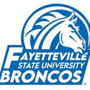 Puede incluir: Logotipo de la Universidad Estatal de Fayetteville Broncos con la cabeza de un caballo blanco sobre un fondo azul y las palabras "Fayetteville State University Broncos" en blanco.