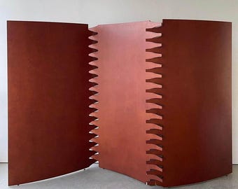 Biombo brutalista de madera contrachapada curvada con dientes de sierra