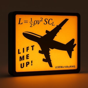 Könnte beinhalten: Ein quadratisches, beleuchtetes Schild mit schwarzem Rand. Das Schild zeigt eine schwarze Silhouette eines Flugzeugs vor gelbem Hintergrund. Der Text enthält "LIFT ME UP!" und eine physikalische Gleichung. Das Schild ist mit "@3DWorldbyNMG" versehen.