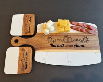 Juego de tabla de cortar y posavasos de madera y mármol personalizados: regalo de boda