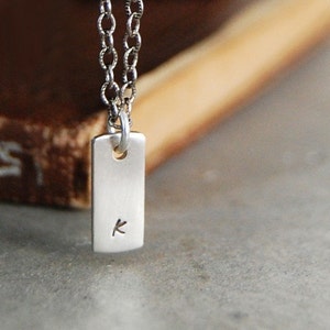 Pequeño collar de etiqueta inicial moderno - personalizado con letras minúsculas