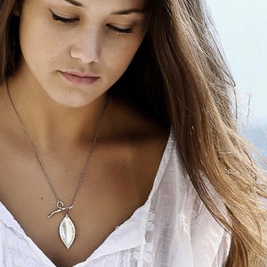 Collana Lhea - Collana Foglia Moderna con Toggle Twig. Realizzato su misura in argento