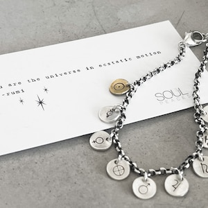 Planetensymbole Sonnensystem Armband - Handgefertigt mit einzigartigen Planetensymbolen in Sterling Silber.