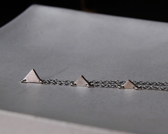 Teeny Tiny Three Triangles- Collar Pirámides de Giza- Personalizado y personalizado con Iniciales
