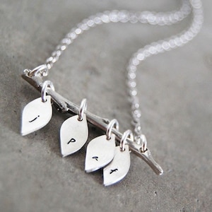 Stammbaum Initial Halskette, das Original - Personalisierte benutzerdefinierte Initialen in Kleinbuchstaben auf 4 Blättern