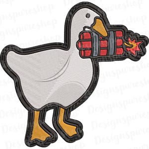 Może przedstawiać: Haftowany wzór białej gęsi trzymającej czerwoną i szarą pałeczkę dynamitu z żółtą i czerwoną eksplozją. Gęś ma czarne kontury oraz żółte nogi i dziób. Odpowiedni do odzieży lub projektów rzemieślniczych.