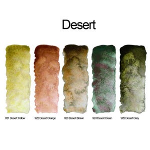 Może przedstawiać: Pięć pionowych pr&oacute;bek akwareli z etykietą Desert, zawierających kolory 921 Desert Yellow, 922 Desert Orange, 923 Desert Brown, 924 Desert Green oraz 925 Desert Grey. Każda pr&oacute;bka wykazuje teksturowaną, nier&oacute;wnomierną aplikację farby o r&oacute;żnej gęstości pigmentu.