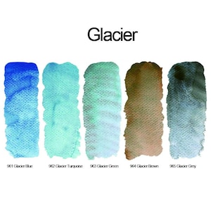 Może przedstawiać: Wzornik kolor&oacute;w zatytułowany Glacier przedstawiający pięć pionowych pr&oacute;bek akwareli z teksturą papieru. Kolory to 961 Glacier Blue, 962 Glacier Turquoise, 963 Glacier Green, 964 Glacier Brown i 965 Glacier Grey, każdy opisany pod pr&oacute;bką.