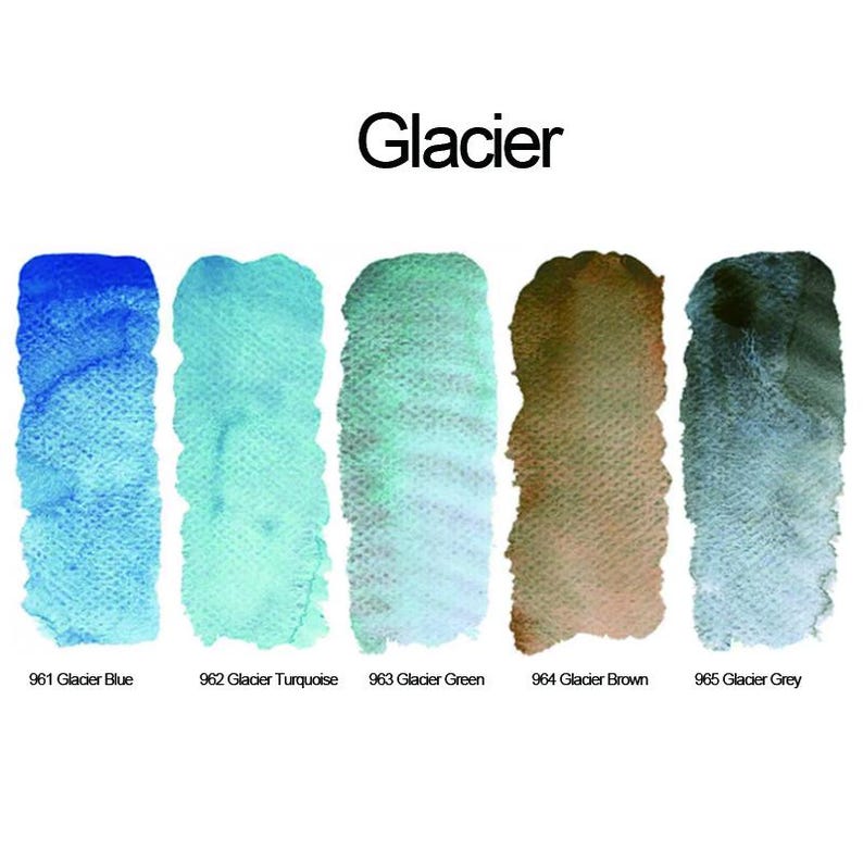 Może przedstawiać: Wzornik kolor&oacute;w zatytułowany Glacier przedstawiający pięć pionowych pr&oacute;bek akwareli z teksturą papieru. Kolory to 961 Glacier Blue, 962 Glacier Turquoise, 963 Glacier Green, 964 Glacier Brown i 965 Glacier Grey, każdy opisany pod pr&oacute;bką.